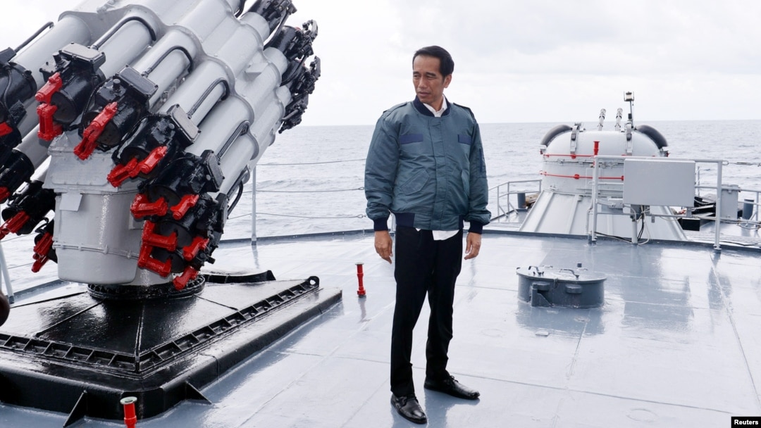 Presiden Joko Widodo di atas KRI Imam Bonjol pada saat kunjungan ke perairan di Kepulauan Natuna 23 Juni lalu (foto: dok).