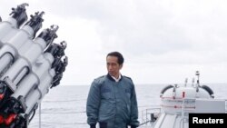 Presiden Joko Widodo di atas KRI Imam Bonjol, 23 Juni 2016 (Foto: dok).