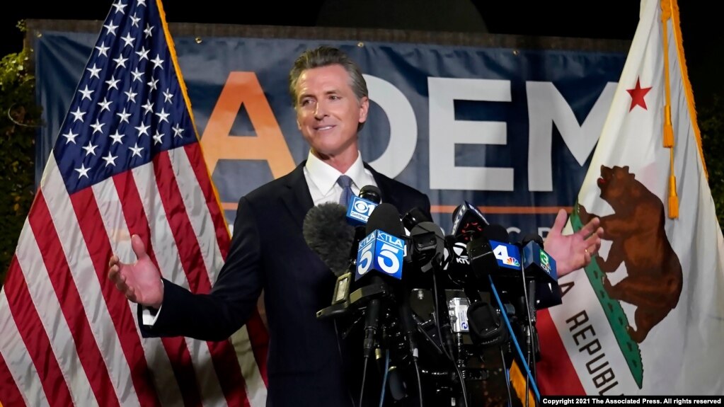 Thống đốc California Gavin Newsom phát biểu với phóng viên sau khi chiến thắng cuộc bỏ phiếu nhằm bãi nhiệm ông, tại trụ sở của Đảng Dân chủ ở Sacramento, hôm 14/9.