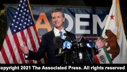 Thống đốc California Gavin Newsom phát biểu với phóng viên sau khi chiến thắng cuộc bỏ phiếu nhằm bãi nhiệm ông, tại trụ sở của Đảng Dân chủ ở Sacramento, hôm 14/9.