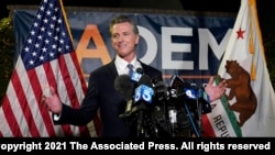 អភិបាលរដ្ឋ​កាលីហ្វ័រញ៉ា​លោក Gavin Newsom ថ្លែង​ទៅកាន់​អ្នកយកព័ត៌មាន​នៅ​ទីស្នាក់ការ​កណ្តាល​គណបក្ស​ប្រជាធិបតេយ្យ John L. Burton ក្នុង​ទីក្រុង Sacramento រដ្ឋកាលីហ្វ័រញ៉ា​កាលពី​ថ្ងៃទី១៤ ខែកញ្ញា ឆ្នាំ២០២១ បន្ទាប់ពី​លោក​បាន​ឆ្លើយតប​ចំពោះ​ការប៉ុនប៉ង​ដក​លោក​ចេញពី​តំណែង។