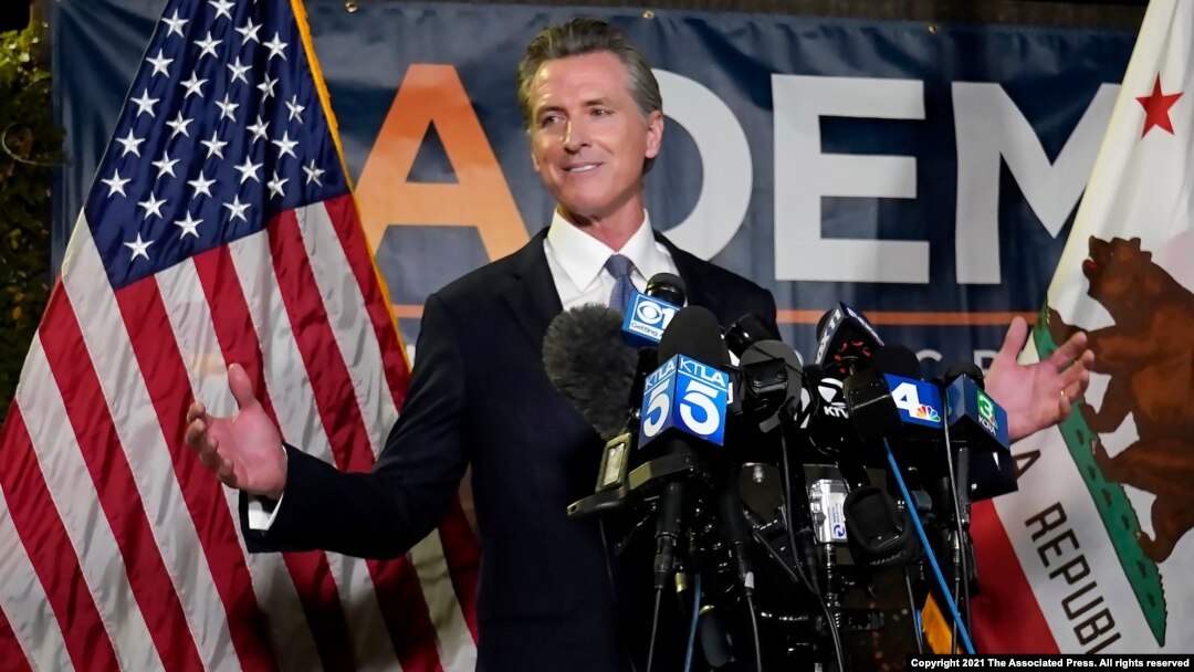 Gubernur California Gavin Newsom berbicara kepada media di Sacramento, California Selasa (14/9). 