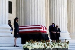 Personalidades de la política estadounidense rinden tributo a la fallecida jueza Ruth Bader Ginsburg, en la sede de la Corte Suprema de EE.UU., el miércoles 23 de septiembre de 2020.