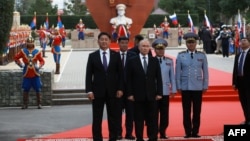 En esta fotografía distribuida por la agencia estatal rusa Sputnik, el presidente de Rusia, Vladimir Putin, y el presidente de Mongolia, Ukhnaagiin Khurelsukh, asisten a una ceremonia en Ulán Bator el 3 de septiembre de 2024