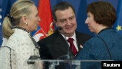 美国国务卿克林顿（左）欧盟外交政策主管阿什顿（右）与科索沃总理达契奇会谈