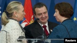 PM Serbia Ivica Dacic (tengah), berbicara dengan Menlu AS Hillary Clinton (kiri) dan pejabat Uni Eropa Catherine Ashton di Beograd, Selasa (30/10).