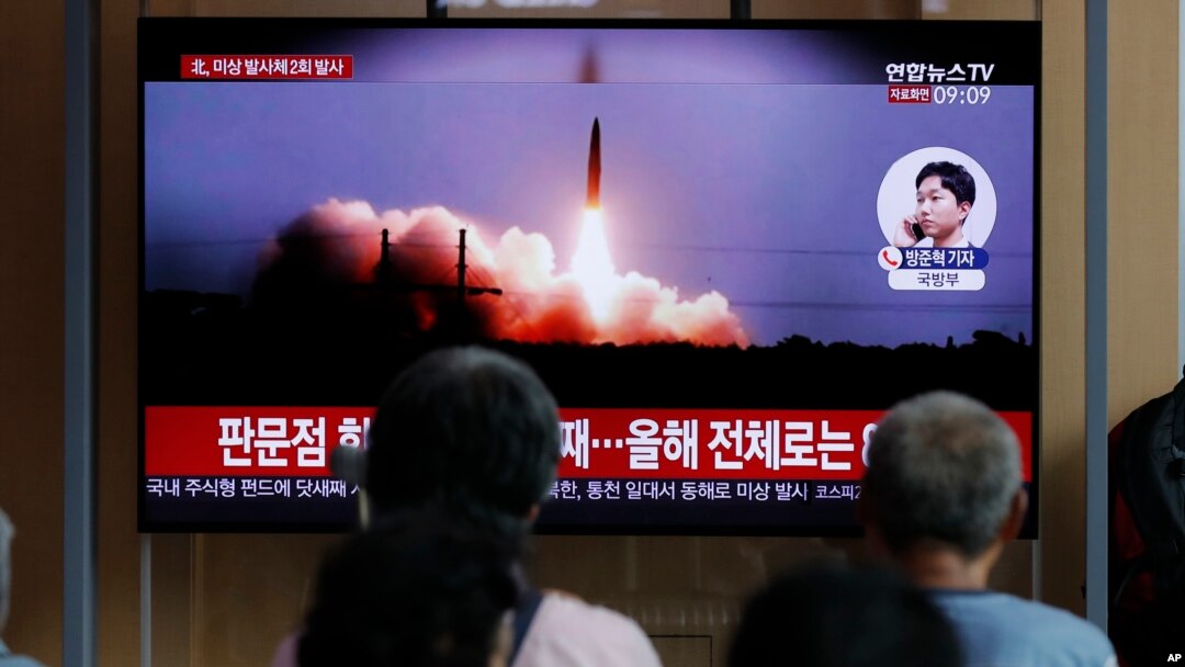 한국 서울역 대기실에 설치된 TV에 북한의 미사일 발사 관련 속보가 나오고 있다. (자료사진)