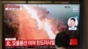 Layar telebisi yang menampilkan berita uji coba peluncuran misil Korea Utara terpasang di sebuah stasiun kereta di Seoul pada 26 Juni 2024. (Foto: AFP/Jung Yeon Je)
