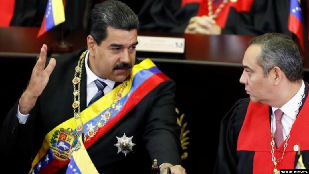 El mandatario de Venezuela, Nicolás Maduro, habla con el presidente del Tribunal Supremo de Justicia del país, Maikel Moreno, durante una ceremonia que marca la apertura del año judicial en Caracas, Venezuela, Febrero 14, 2018. REUTERS/Marco Bello