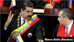 El mandatario de Venezuela, Nicolás Maduro, habla con el presidente del Tribunal Supremo de Justicia del país, Maikel Moreno, durante una ceremonia que marca la apertura del año judicial en Caracas, Venezuela, Febrero 14, 2018. REUTERS/Marco Bello