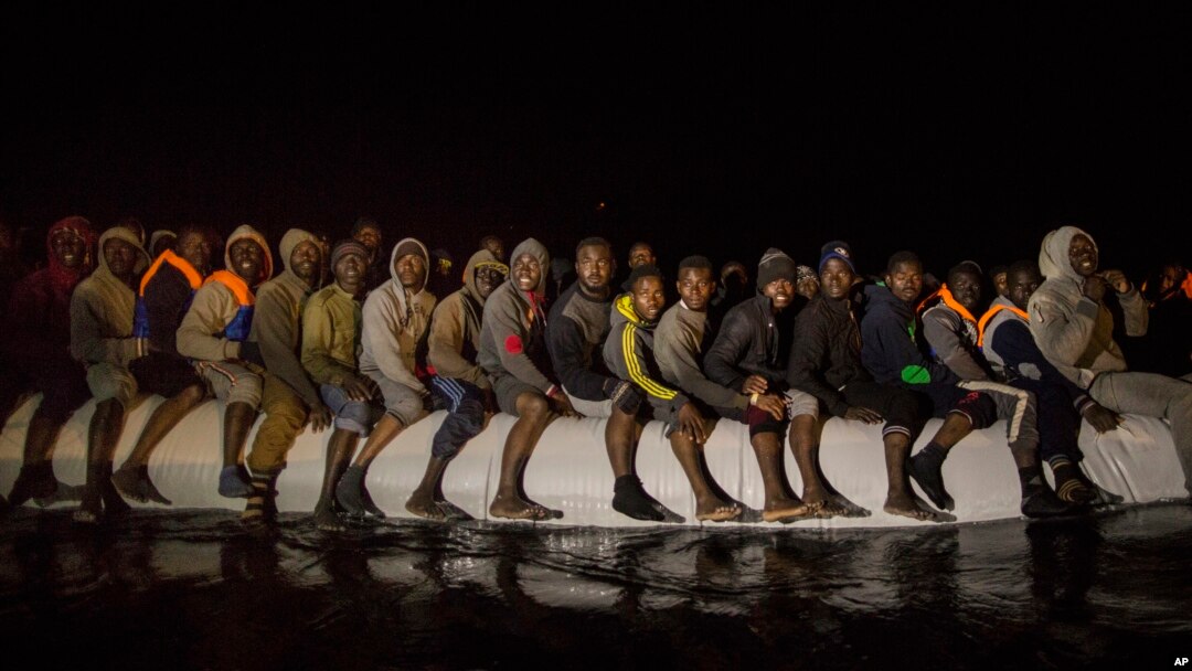 Para migran dari negara-negara Afrika berada di perairan Libya dengan perahu karet, untuk berusaha menuju ke Italia hari Minggu (5/3).