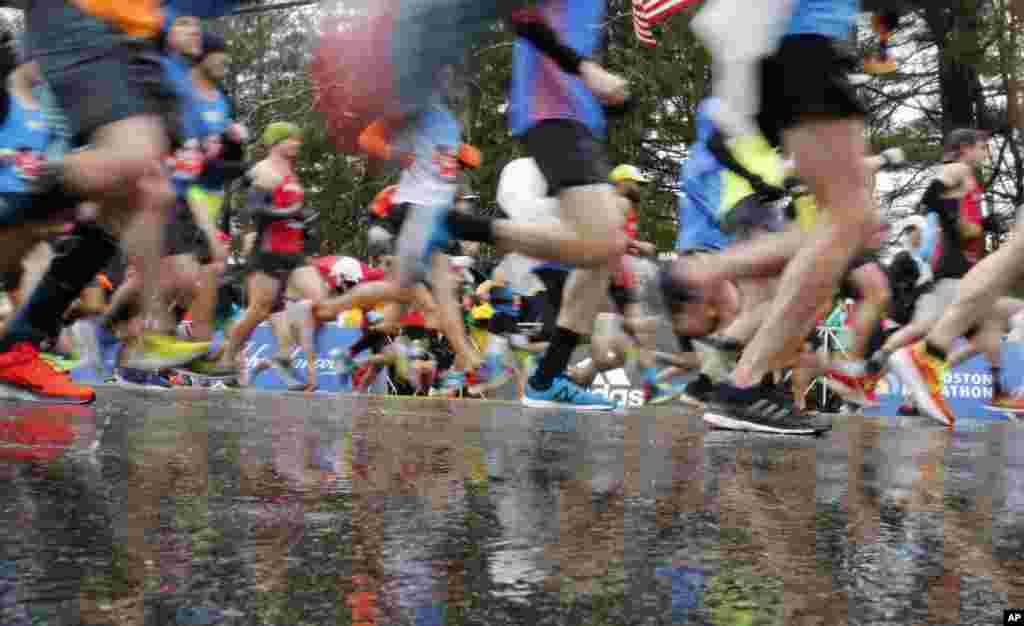 Участники Бостонского марафона (AP Photo/Mary Schwalm)