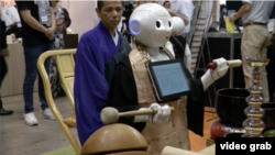 «پپر» Pepper ربات شبیه انسان از شرکت «سافت بنک» در نمایشگاه صنایع مربوط به تشریفات خاکسپاری و ترحیم - توکیو، ژاپن ۲۳ اوت ۲۰۱۷