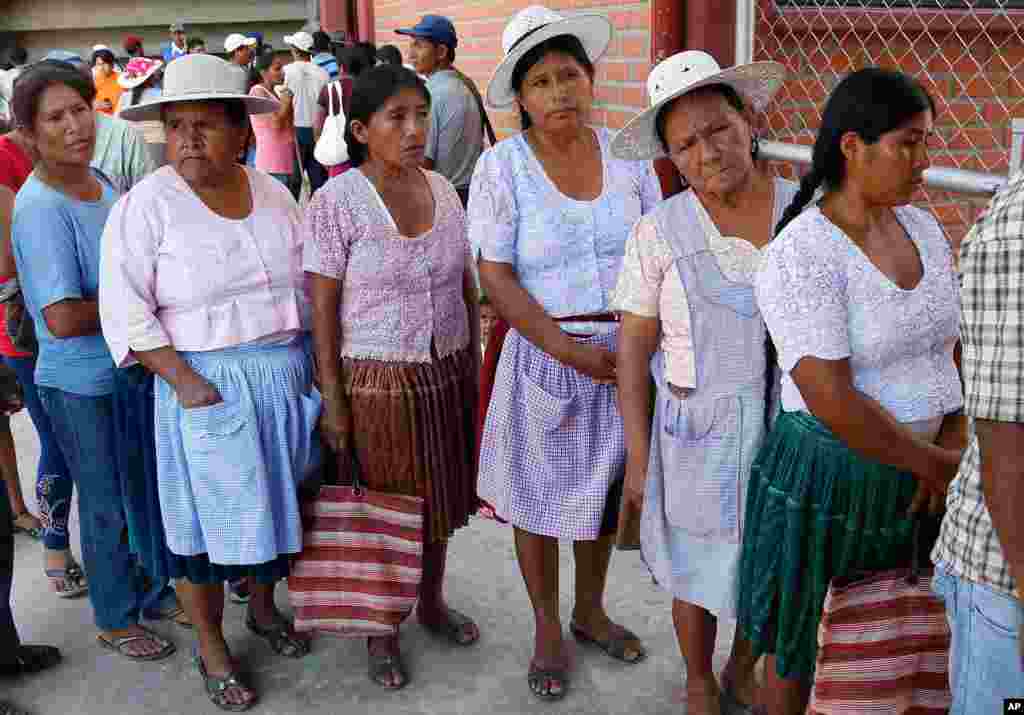 Voters line up at a polling station in Villa 14 de Septiembre, Bolivia, Oct. 12, 2014.