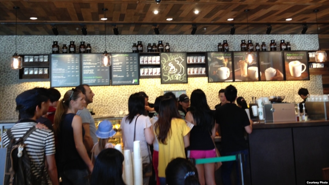 Cửa hàng Starbucks đầu tiên ở Việt Nam (Ảnh: Lan Vi)