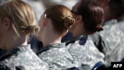 Femmes militaires assistant à la célébration par l'armée américaine du Mois de la sensibilisation et de la prévention des agressions sexuelles, au Pentagone à Arlington, en Virginie, le 31 mars 2015. (Chip Somodevilla/AFP)