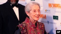 Penulis pemenang Hadiah Nobel sekaligus aktivis anti-apartheid dari Afrika Selatan, Nadine Gordimer, saat menghadiri pemutaran perdana film "Mandela - Long Walk To Freedom" di Johannesburg. (Foto: Dok)