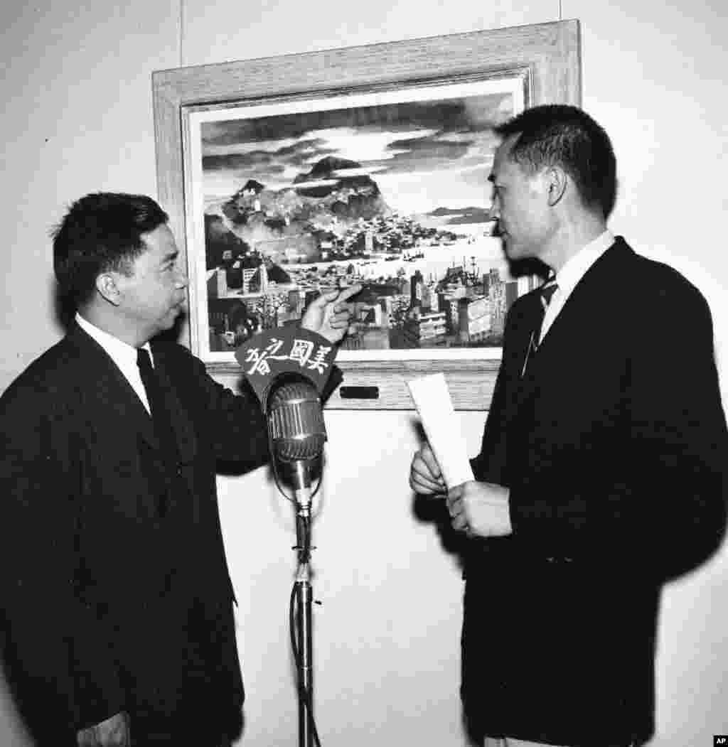 老照片回顾：美国之音中文广播70年