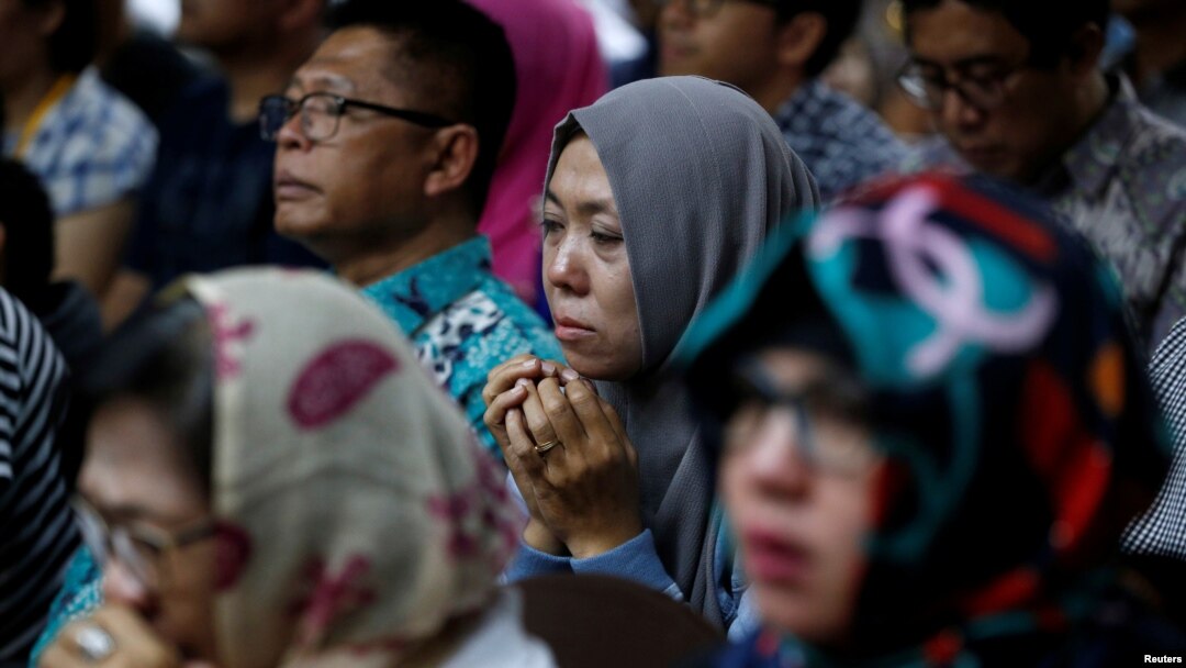 Seorang perempuan keluarga korban kecelakaan Lion Air JT610 tampak berdoa saat berlangsung konferensi pers di sebuah hotel di Jakarta, 5 November 2018. 