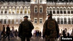 Des policiers patrouillent près de la Grand Place de Bruxelles, Belgique, 24 décembre 2015.