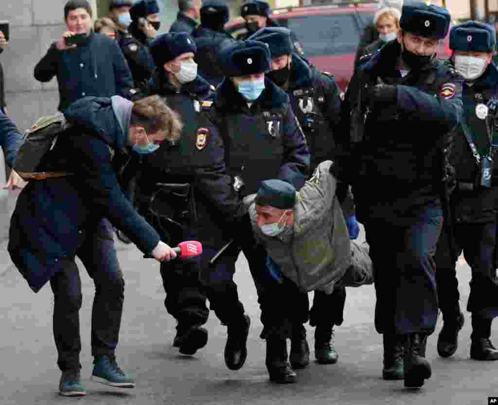 러시아 국가통합의 날 모스크바에서 열린 &#39;러시아의 행진&#39; 집회 참석자를 경찰관들이 체포하고 있다.