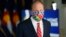 Thống đốc Colorado, Jared Polis, mang khẩu trang, họp báo về virus corona chủng mới, tại Denver, ngày 26/5/2020.