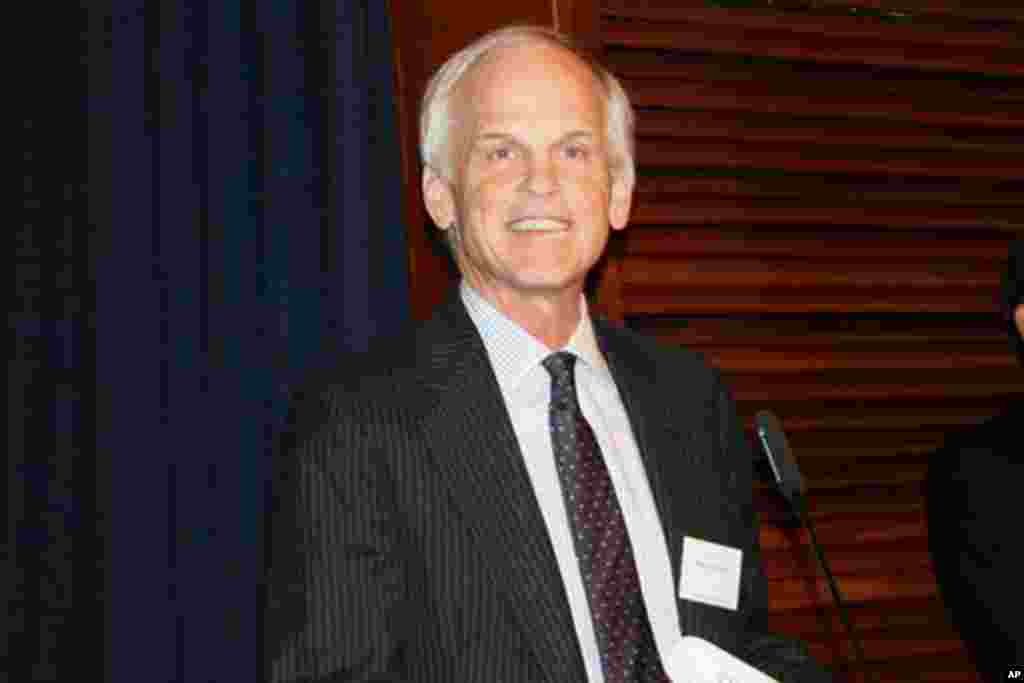 参加诺贝尔和平奖典礼的还有美国汉学家林培瑞教授，他把08宪章翻译成英文