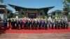 Hampir 30 kepala negara yang hadir dalam forum Belt and Road di Beijing berpose bersama, Senin (15/5). 