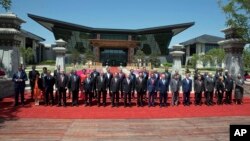 Hampir 30 kepala negara yang hadir dalam forum Belt and Road di Beijing berpose bersama, Senin (15/5). 