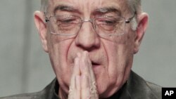 El portavoz del Vaticano, Federico Lombardi, dijo que la investigación sobre otras personas involucradas sigue abierta.