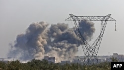 Asap mengepul di atas gedung-gedung selama serangan udara di desa Nayrab, sekitar 14 kilometer tenggara kota Idlib di barat laut Suriah pada 25 Februari 2020. (Foto: AFP)