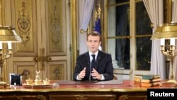 Presiden Perancis Emmanuel Macron menyampaikan pidato kenegaraan dari istana Elysee, Paris, Perancis, menanggapi empat minggu protes jaket kuning, 10 Desember 2018. 