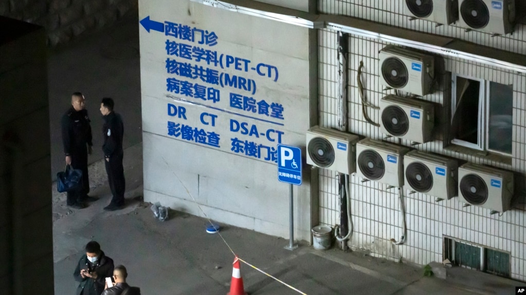 2023年4月18日晚调查人员在北京长峰医院调查失火原因。(photo:VOA)