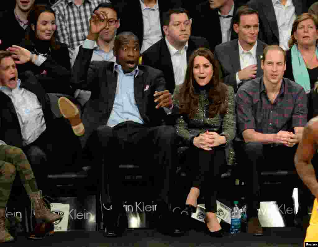 Le prince William et Kate Middleton accompagnés de Dikembe Mutombo lors du match de basketball NBA entre Brooklyn et Cleveland au Barclays Center. Brooklyn, 8 décembre 2014. &nbsp;