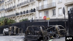 Paris acordou Domingo com sinais de destruição por todo o lado