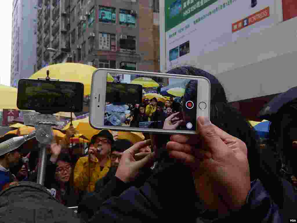 香港流行歌手黄耀明及何韵诗等文化监暴成员及音乐人，圣诞日在旺角街头演唱，吸引大批途人围观