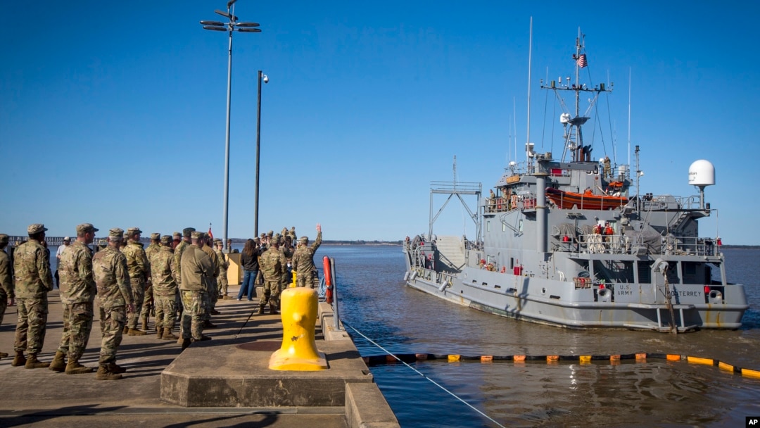 Un grupo de soldados de la 7a. Brigada de Transporte se despiden de la tripulación del USAV Monterrey mientras se aleja del muelle y emprende una misión humanitaria hacia la Franja de Gaza, el martes 12 de marzo de 2024, en la Base Conjunta Langley-Eustis en Hampton, Virginia. 