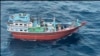 Esta foto sin fecha distribuida por el Mando Central de las fuerzas armadas de Estados Unidos muestra lo que describe como un bote que transportaba componentes de misiles de fabricación iraní con destino a los hutíes yemeníes en el mar Arábigo. 