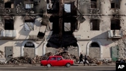 Gedung yang hancur di Vuhlehirsk, Ukraina timur (9/3). (AP/Vadim Ghirda)