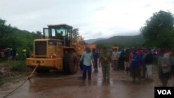Babhajiwe akade bezama ukuyafika endaweni lapho abantu ababhekane khona lezulu uCyclone Idai.
