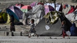 Anak-anak terlantar Afghanistan, bermain di kamp pengungsi Saray Shamali di Kabul, 2 November 2021. (Hector RETAMAL / AFP)