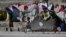 Anak-anak terlantar Afghanistan, bermain di kamp pengungsi Saray Shamali di Kabul, 2 November 2021. (Hector RETAMAL / AFP)