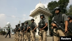 Nhân viên an ninh canh gác phía trước Tòa án tối cao Bangladesh ở Dhaka.