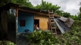 Personas observan en el exterior de una casa los árboles caídos tras el paso de la tormenta tropical Bonnie, en Rivas, Nicaragua, el 2 de julio de 2022. REUTERS/Maynor Valenzuela