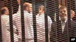 Svrgnuti egipatski predsednik u sudnici u Kairu (arhivski snimak)