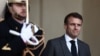El presidente francés, Emmanuel Macron, reacciona mientras espera la llegada de un invitado al Palacio del Elíseo en París, Francia, el 24 de enero de 2024.