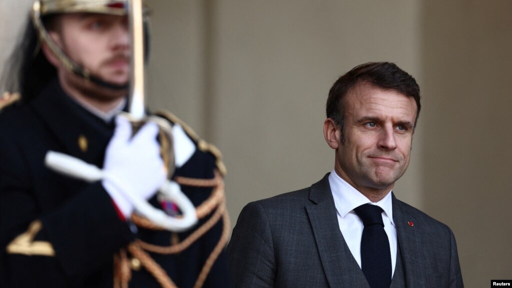 El presidente francés, Emmanuel Macron, reacciona mientras espera la llegada de un invitado al Palacio del Elíseo en París, Francia, el 24 de enero de 2024.