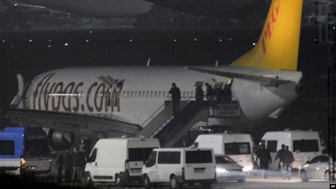 La televisión turca mostró imágenes del avión en la pista de aterrizaje, aislada del resto de la terminal aérea.