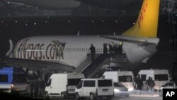 La televisión turca mostró imágenes del avión en la pista de aterrizaje, aislada del resto de la terminal aérea.