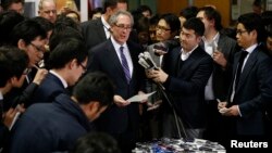 U.S. Trade Representative Michael Froman (C) speaks to media after meetings with Japan's Economics Minister Akira Amari (not in picture) in Tokyo, April 10, 2014.